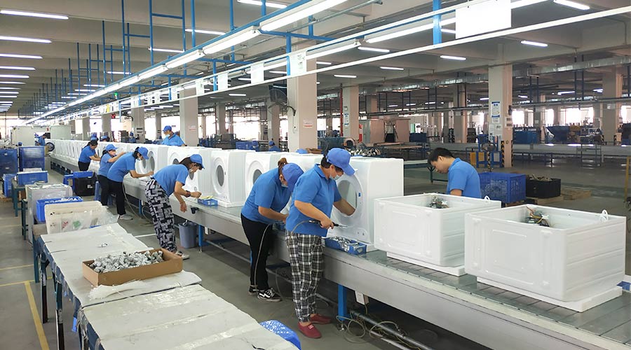 高效率！員工們忙碌地開展巴西客戶的衣物烘干機(jī)生產(chǎn)工作