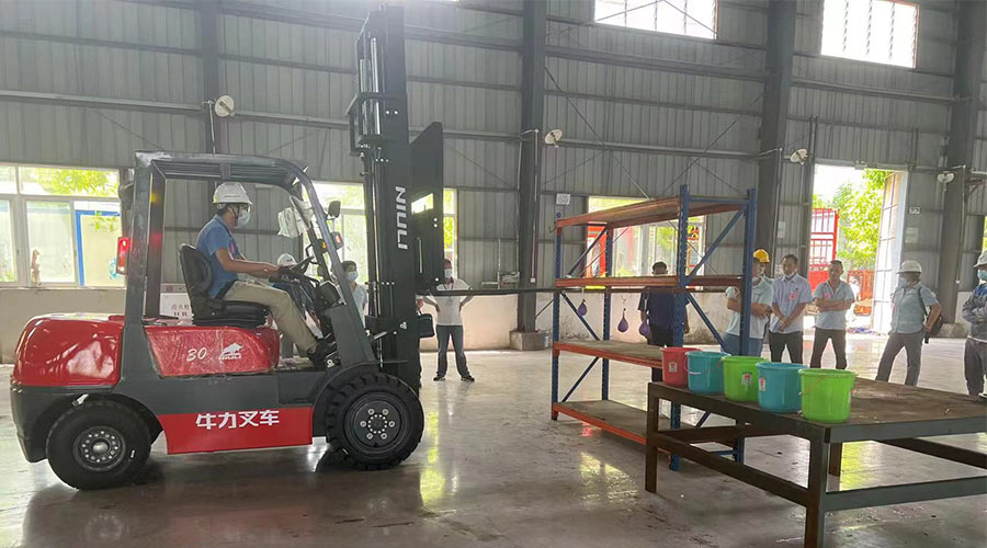 比技能 展風(fēng)采！金環(huán)電器參與鶴城鎮(zhèn)第二屆企業(yè)職工叉車技能競賽
